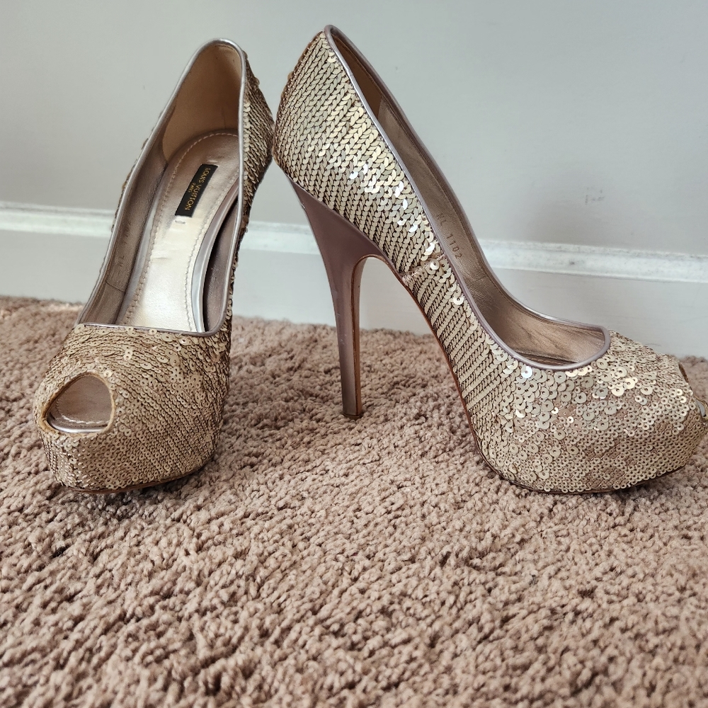 LOUIS VUITTON Beige Sequin Sanaga Open Toe Pumps Size 8.5/38.5 Authentic